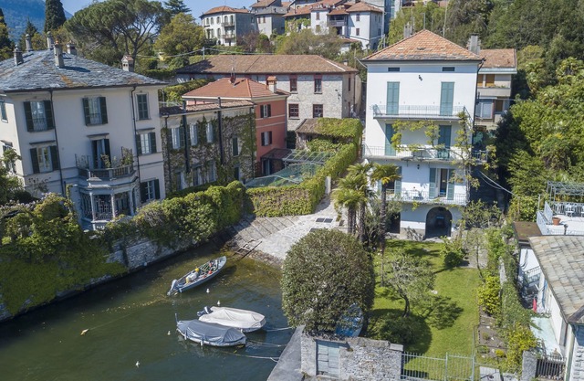 LAGLIO ARTIST'S HOUSE, WITH GARDEN AND DIRECT ACCESS TO THE LAKE