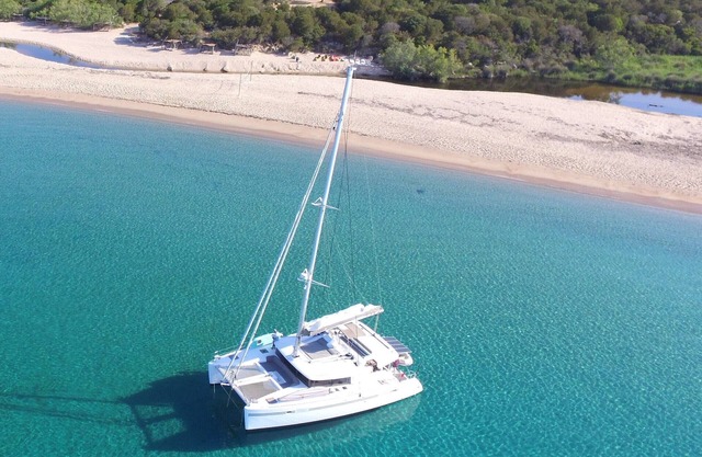 LAGOON 450F catamaran 4 double cabins 4 private bathrooms
