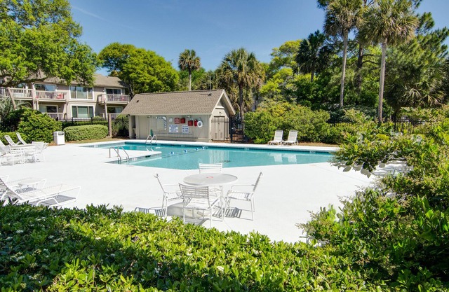 Lagoon view condo w/ private balconies, shared pool & basketball - beach access