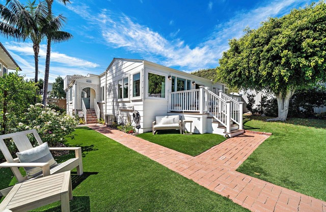 Laguna Beach House - steps from the sand!