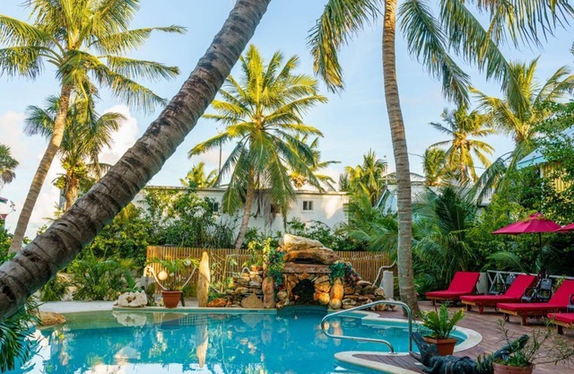 Laid-back luxury in the quiet end of village just a moments walk to everything!