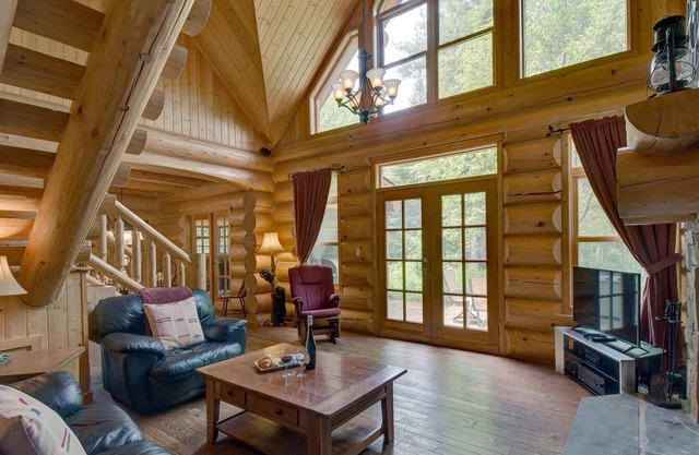 Lake access and indoor hot tub and terrace