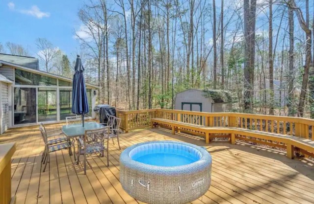 Lake Anna Lakeside Luxury:6BR w/Game Room, Cinema, Hot tub and Grill