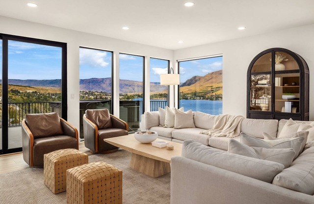 Lake Chelan Luxury Villa – Stunning Views l Beach Pool Spa Sauna