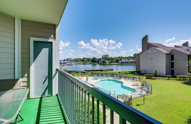 Lake Conroe Condo w/Pool Access + Balcony!