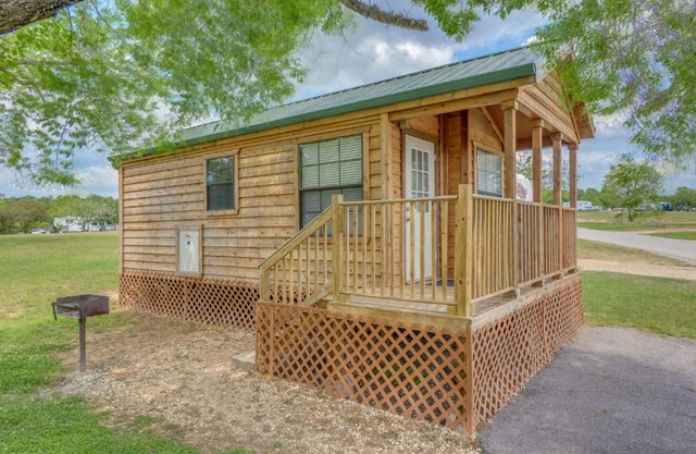 Lake Conroe One-Bedroom Cabin 3