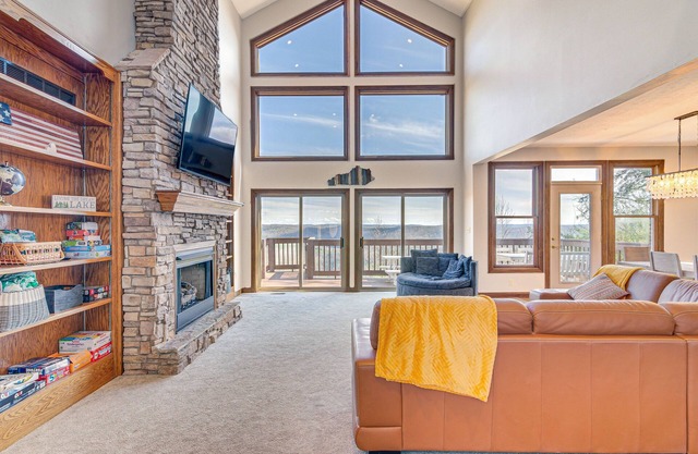 Lake Cumberland Home w/Hot Tub & Water Views