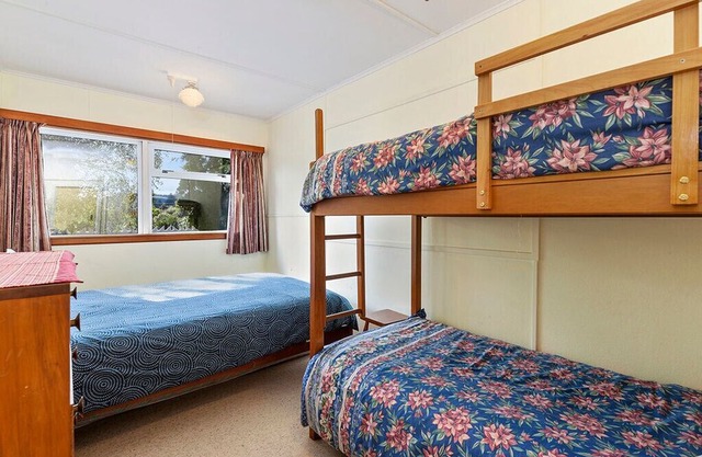 Lake Edge Cottage - Waitahanui Holiday Home, WAITAHANUI