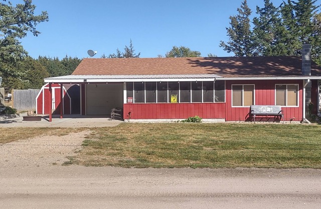 Lake Escape Is A Cozy 3-bedroom cabin with AC and WiFi in tranquil Ericson, NE.