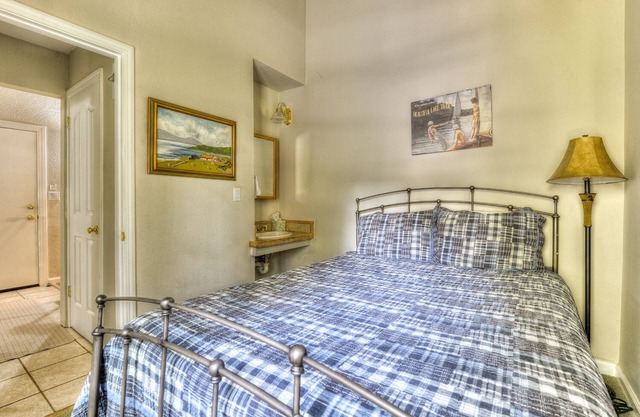 Lake Forest Villa | Getaway at the Villas in Tahoe City | Walk to the Beach!