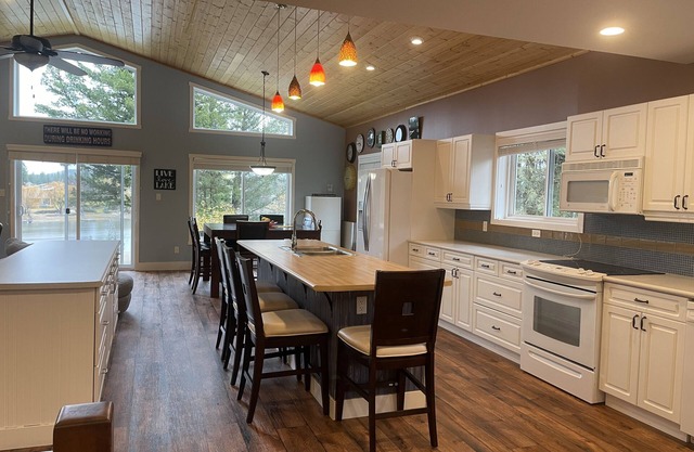 Lake Front at Baynes Lake | A/C | Private Hot Tub