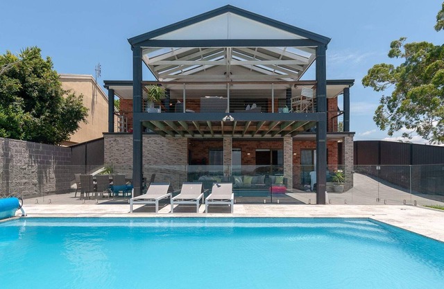 Lake Front Home - 4 Bedrooms - Pool & Jetty