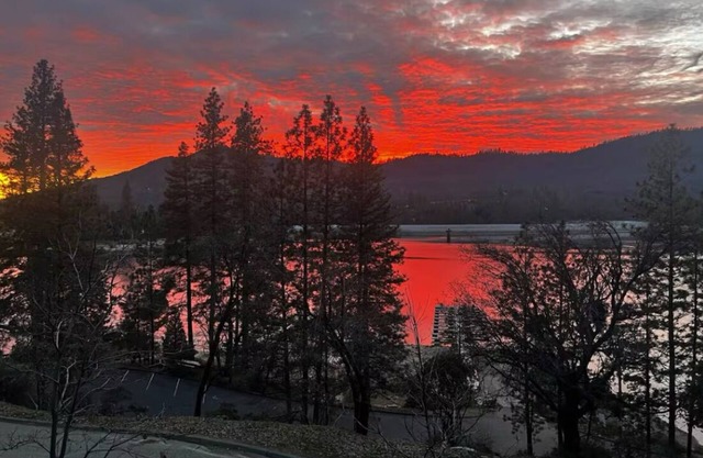 Lake Front Home in Bass Lake - Hot Tub, Private Marina and Dock, Fire Pit