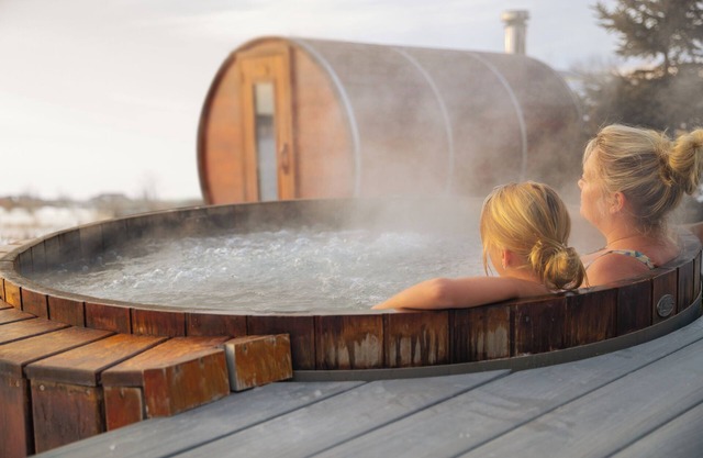 Lake Front Home with Private Beach in Gimli - Full Spa Amenities Hot Tub & Sauna