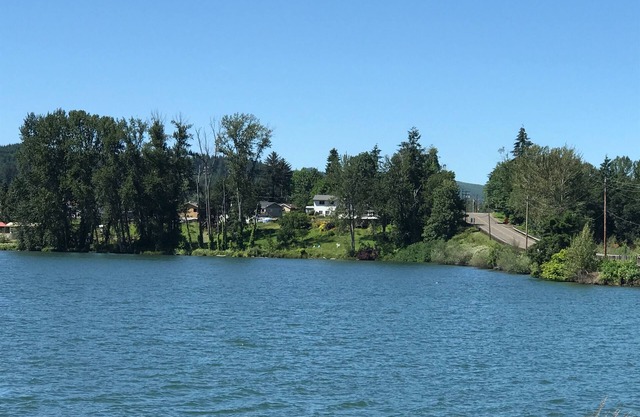 Lake Front - incredible views of Dexter Lake and only 22 minutes to U of O!