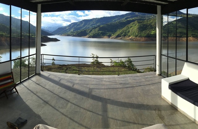 Lake house at 3 hours from Bogota, perfect warm weather