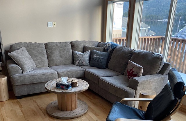 Lake house with lake views! I hour 15 minutes north of Kamloops