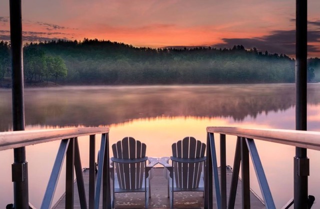 Lake James Country-style House - Deep Cove, Pool, Screen Porch, Kayaks & SUP!