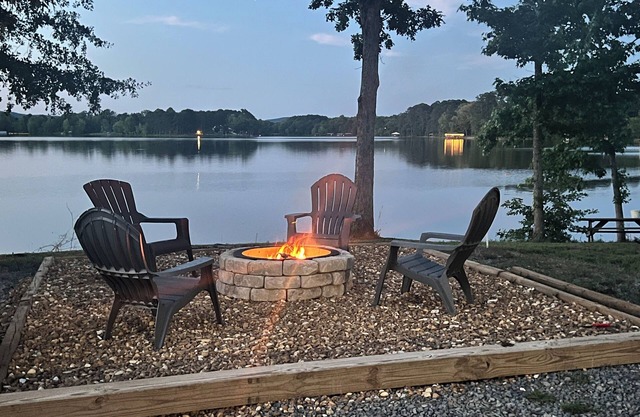 LAKE LIFE !nCharming 3-bedroom cottage with dock and boat ramp on Weiss Lake