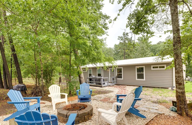 Lake Livingston Escape w/ Fire Pit + Gas Grill!
