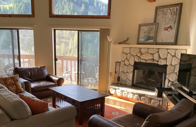 Lake & Mountain Views Condo - 5 min. drive to lake, ski and golf