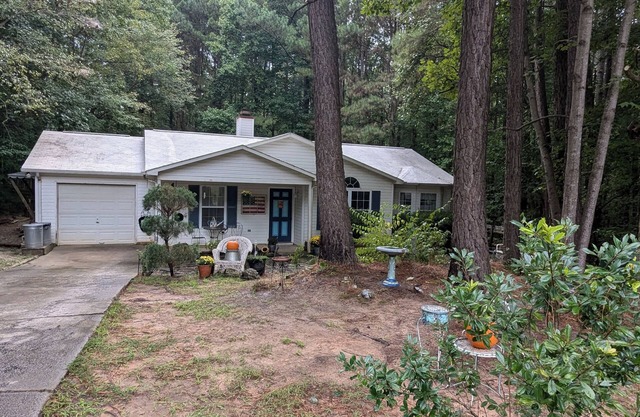 Lake Norman Charming Cottage with AC ,WiFi, Fire Pit and Grill in Mooresville.