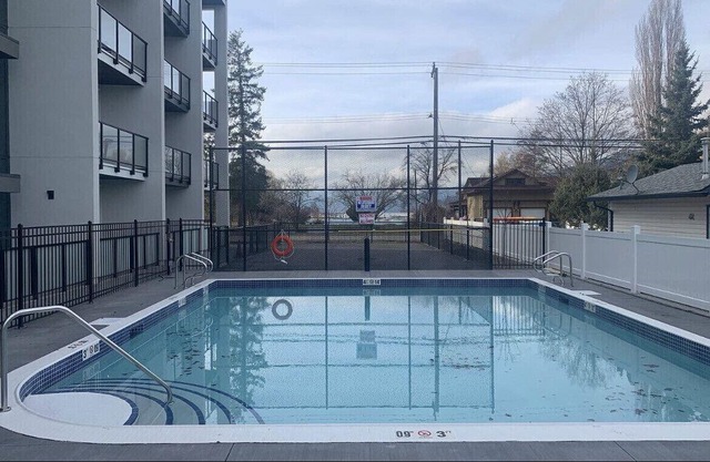 Lake Okanagan beach condo w/private buoy, AC, heated outdoor pool, patio, SUPs