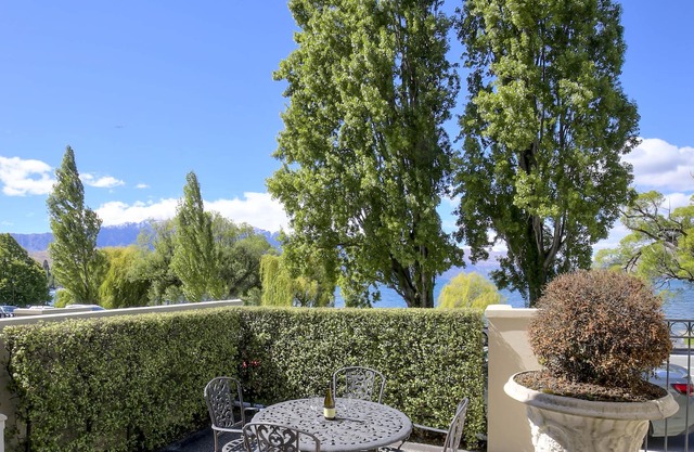 Lake Residence - Queenstown Holiday Apartment