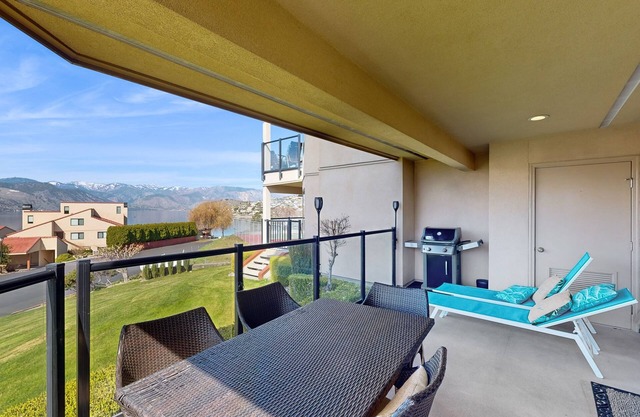 Lake-view condo with 6 pools, tennis, grill, hot tub, tennis, basketball, & gym
