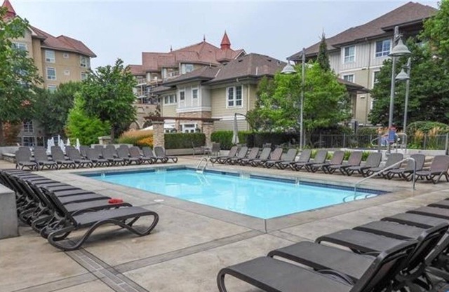 Lake view, Downtown - 2 Bdrm & Den with 2 Bath Sleeps 6 to 8 people.