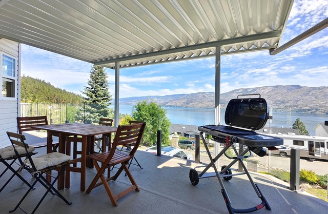 Lake View House In Peachland