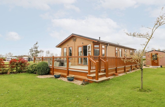 LAKE VIEW LODGE, family friendly, with a garden in Barkston