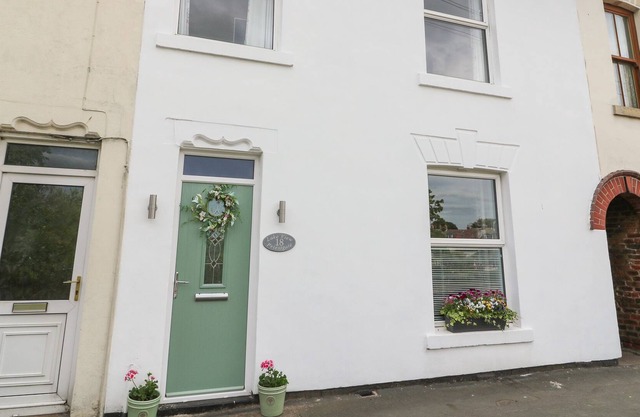 LAKE VIEW, pet friendly, character holiday cottage in Nafferton