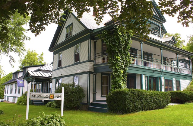 Lake views, casual elegance, chef's kitchen, at state park.