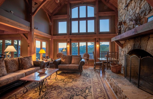 Lake Views, Luxury,HotTub,Game Rm! 5bed/4.5bath!