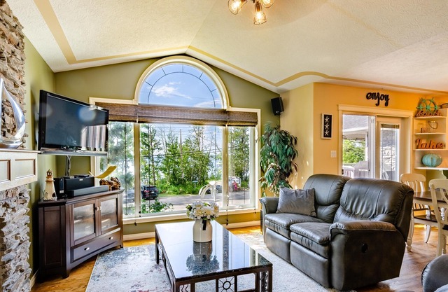 Lakefront Luxury (May 15 - June 15 SPRING SALE) Book Your Escape Now!