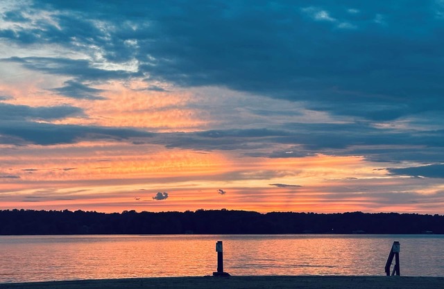 Lakefront 5BR with 300ft private beach, sunsets, firepit, kayak, paddle board