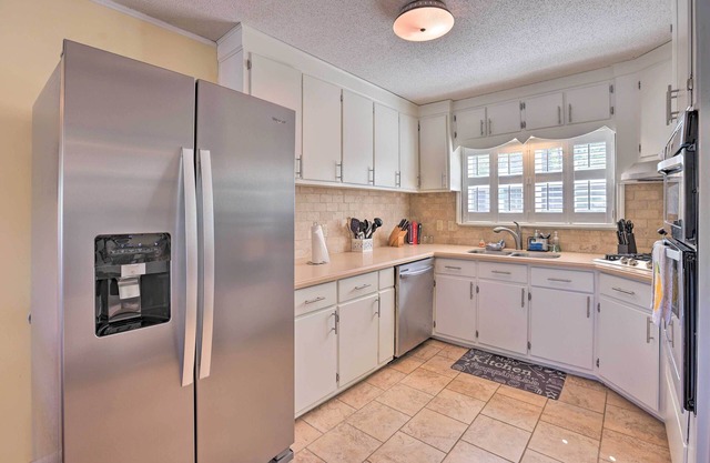 Lakefront Abode w/Dock ~ 15 Mi to Talladega!