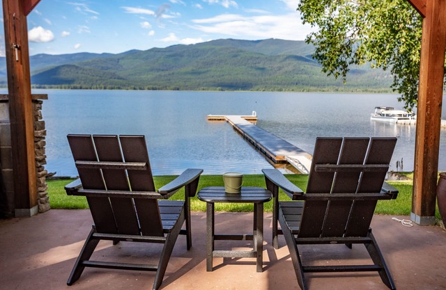 Lakefront access to Swan Lake w/fireplace, firepit & stunning views - Swan Lake Lodge