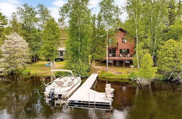 Lakefront Cabin w/Summer Bunkhouse/June-AugnSleeps 10/Sept-May Sleeps up to 6