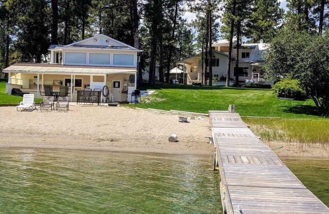 Lakefront Cabin With Outstanding Views Of Wasa Lake & The Rocky Mountains.