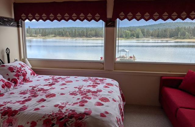 Lakefront Cabin With Outstanding Views Of Wasa Lake & The Rocky Mountains.