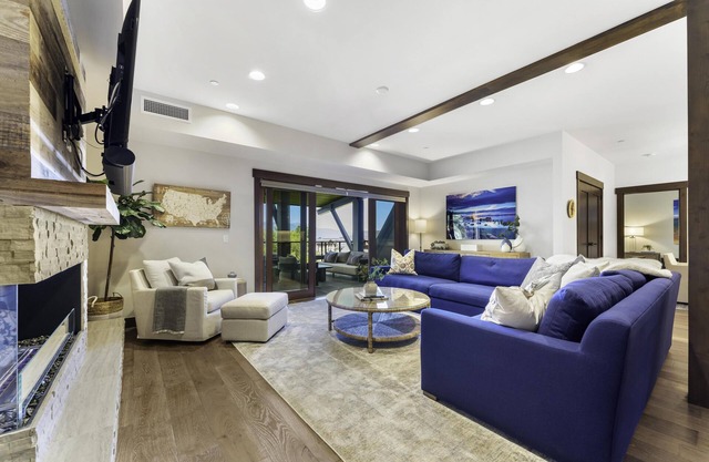 Lakefront community 2,775 sqft. 4 bed, 4 bath Condominium
