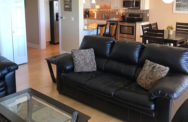 Lakefront Condo 3 bed/2 bath, Sleeps 8, Private Beach