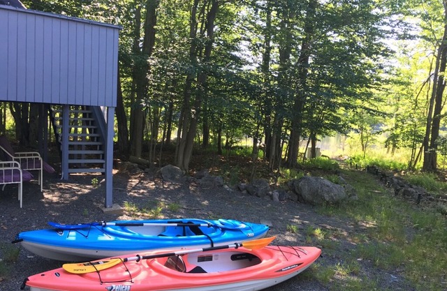 Lakefront Contemporary House in Tobyhanna