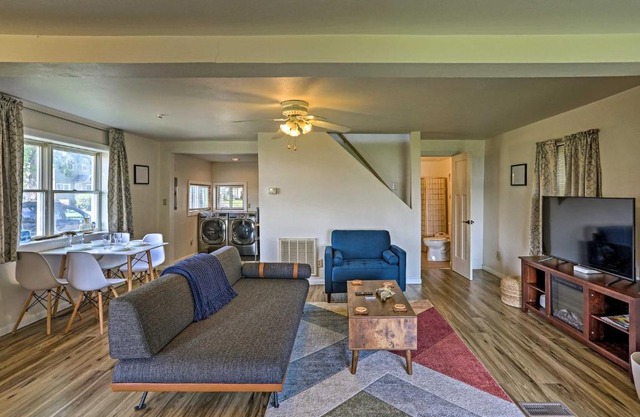 Lakefront Cottage 6 Miles to Downtown Toledo!