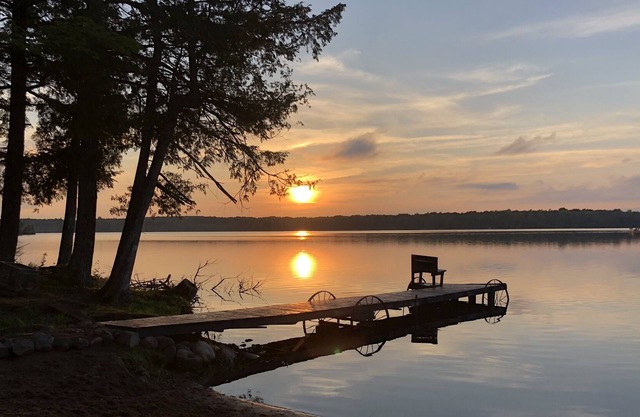 LakeFront Cottage W/Sand Beach! Quiet, Family Friendly Cottage W/700' Frontage