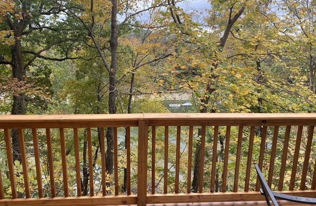 Lakefront cottage with neighborhood boat ramp, 1 mile from great restaurants.
