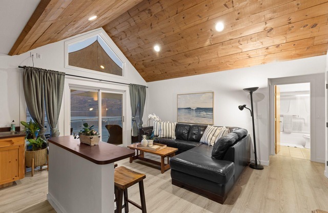 Lakefront Estate on Lake Okanagan in Peachland BC