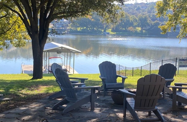 Lakefront Family Retreat on Lake Marble Falls. Dock your boat. Additional fee.